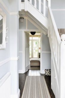 Стълбище в светлия коридор