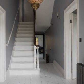 Полилей в интериора на коридора