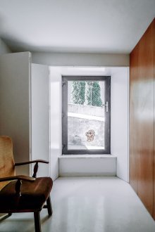 Кафяви панели във вътрешността на коридора