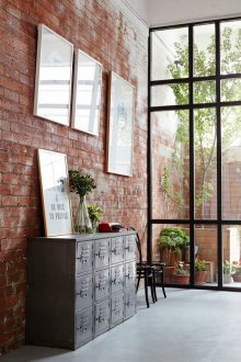 Преграда от черно стъкло във вътрешността на коридора