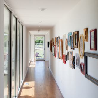 Многоцветни рамки във вътрешността на коридора