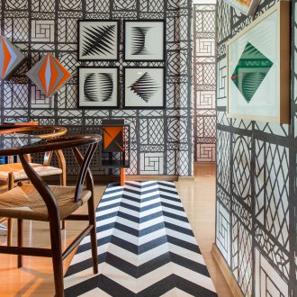 Черно-бял цвят в интериора на коридора в стила техно.