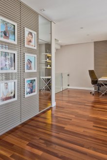 Сив цвят в интериора на коридора с огледала