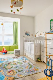 Kawasan kanak-kanak untuk bayi yang baru lahir dengan balkoni