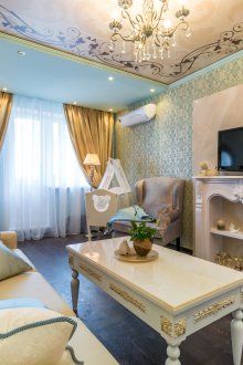 Kawasan kanak-kanak untuk bayi baru lahir di ruang tamu klasik