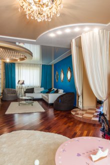 Kawasan kanak-kanak untuk bayi baru lahir di ruang tamu