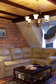 Sofa berbingkai di dalam kawasan berteknologi tinggi