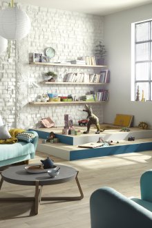 Kawasan kanak-kanak di podium di ruang tamu