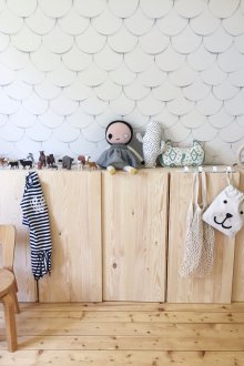 Kawasan kanak-kanak di ruang tamu dengan loker