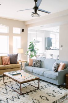 Meja kanak-kanak di ruang tamu