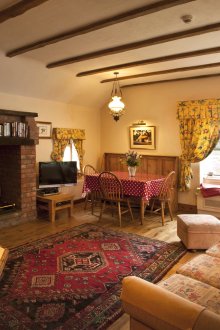 Интериор на вила с камина и греди