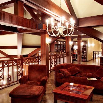 Kitchen without hinged wall cabinets