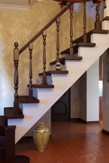 Дизайнът на стълбите към втория етаж в страната