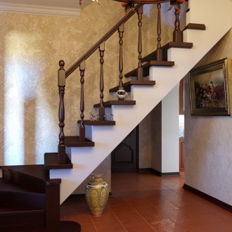 Пепелен ламинат във високотехнологичен интериор