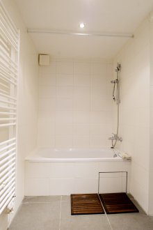 Пералня в банята с преграда