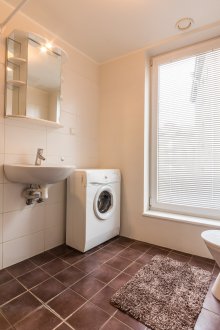 Пералня в ъгъла на банята