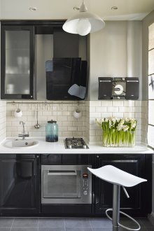 Reka bentuk dapur kecil dengan perabot kabinet