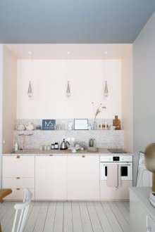 Reka bentuk dapur kecil dalam warna pastel.