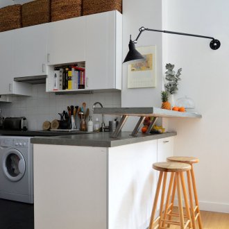 Reka bentuk dapur kecil dengan bar sarapan