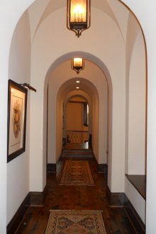 Дизайн на коридор с избелена арка