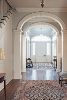 Дизайн на коридор с класическа арка