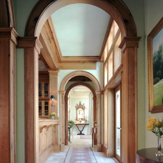 Дизайн на коридор с дървена арка