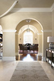 Дизайн на коридор с арка в къщата