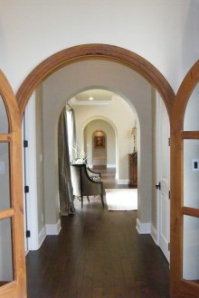 Дизайн на коридор с арка и врати