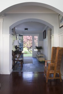 Дизайн на коридор със синя арка