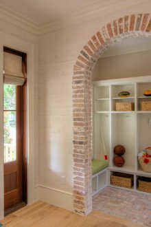 Дизайн на коридор с тухлена арка