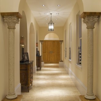 Дизайн на коридор с колонна арка