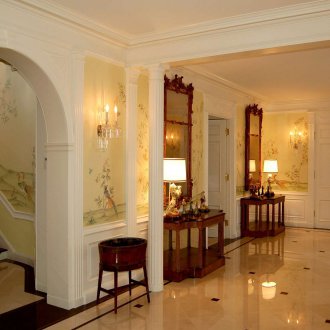 Дизайн на коридор с боядисана арка