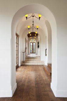 Дизайн на коридора със сбита арка