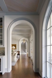 Дизайн на коридор с арка с корнизи