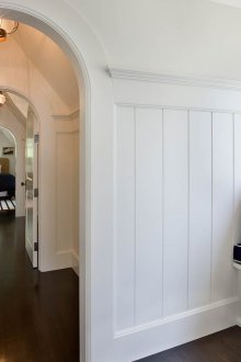 Дизайн на коридора с арка от морски стил