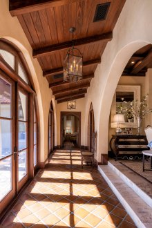 Дизайн на коридора с арка в коридора