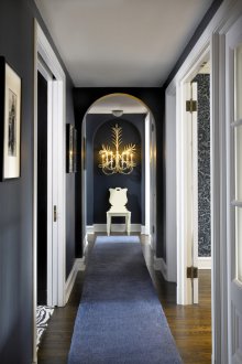 Дизайн на коридор със синя арка