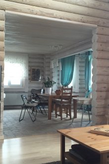 Дизайнът на хола и трапезарията при вилата от трупи