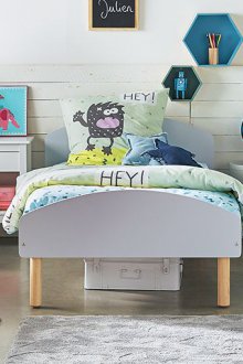 Holzmöbel in einem Kinderzimmer für drei