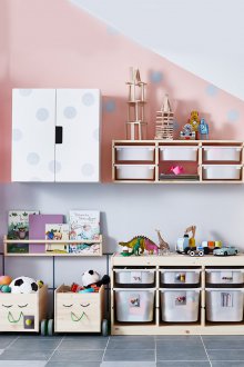 Aufbewahrung von Spielzeug in einem Kinderzimmer für drei Personen