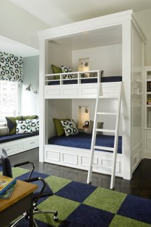 Schrankmöbel in einem Kinderzimmer für drei Personen