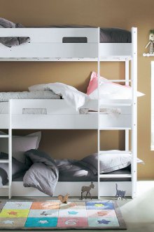 Bett in einem Kinderzimmer für drei