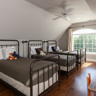 Katil besar di loteng