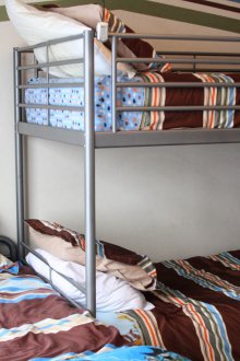 Metallbett in einem Kinderzimmer für drei