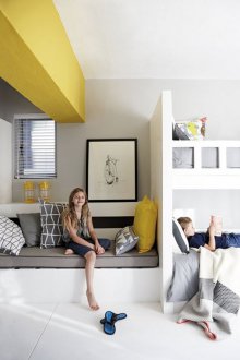 Kinderzimmer für drei mit einer Trennwand