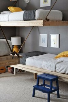 Kinderzimmer für drei mit einem hängenden Bett