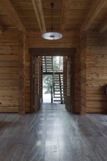 Прост интериор на втория етаж на вилата