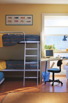 Kinderzimmer für drei Kinder mit Tisch