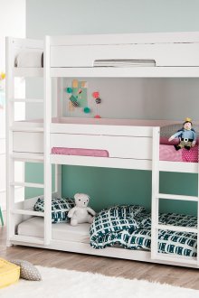 Kinderzimmer für drei Kinder mit einem dreistöckigen Bett