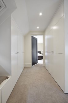 Бяла ламперия за коридора